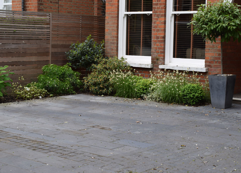 Back limestone setts and paving